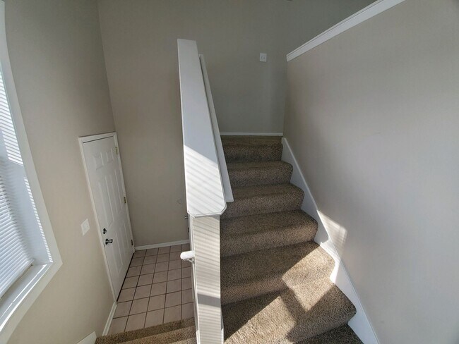 Building Photo - Pet friendly split-level 3 bedroom, 1 bathroom bi-attached home!