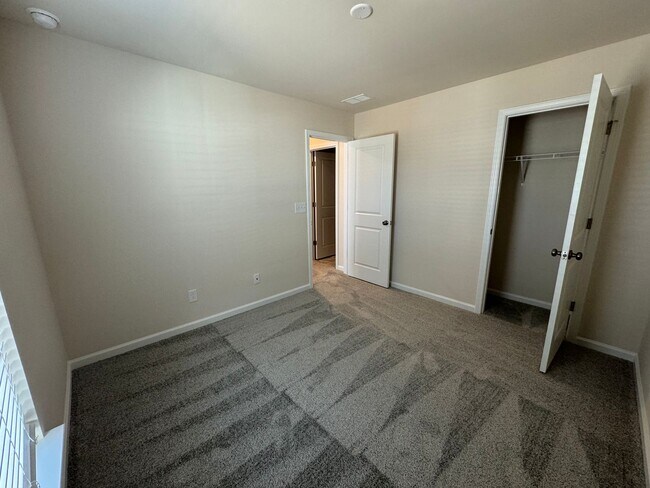 Building Photo - Stunning 3BR 2.5BA Townhome in Jamestown