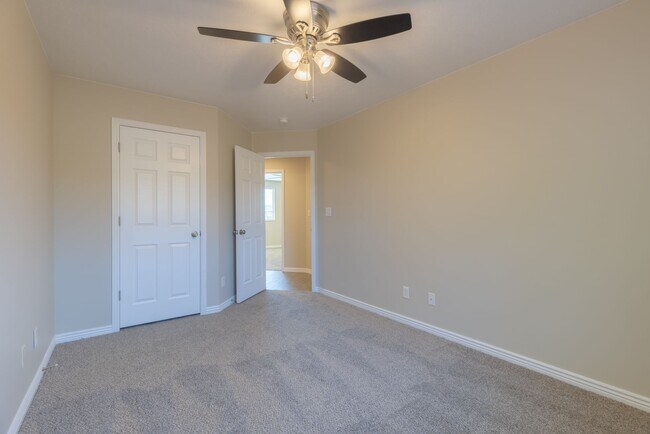 Building Photo - Darling home in desirable Little Valley with a PRIVATE POOL!