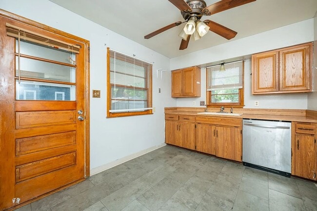 Building Photo - Come Home to Urbandale!