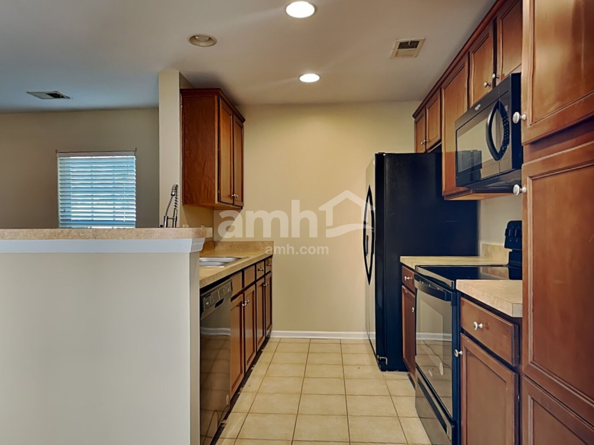 Building Photo - 409 Lakewind Dr