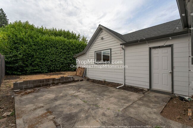 Building Photo - Beautiful Three Bedroom Home in the Heart of Oregon City!