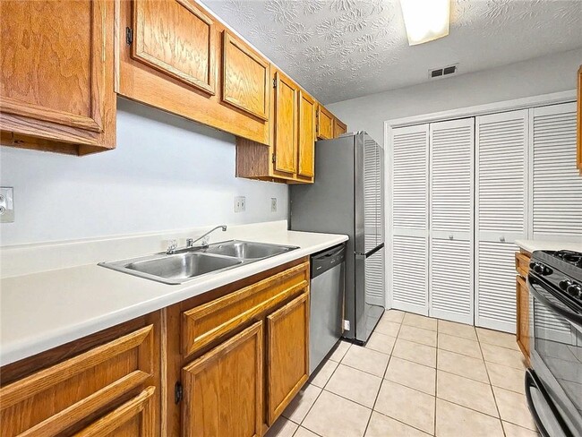 Building Photo - 1702 Country Park Dr