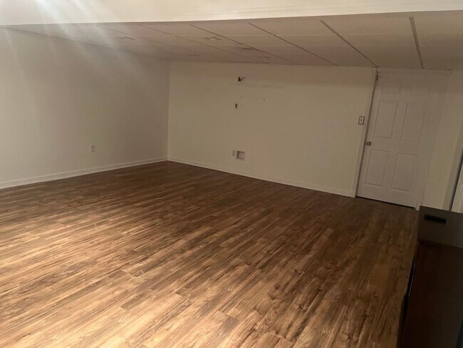 Building Photo - Now Available Spacious 3 Bedroom, 1.5 Bath Home