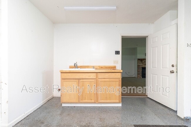 Building Photo - 2084 Allenridge Dr