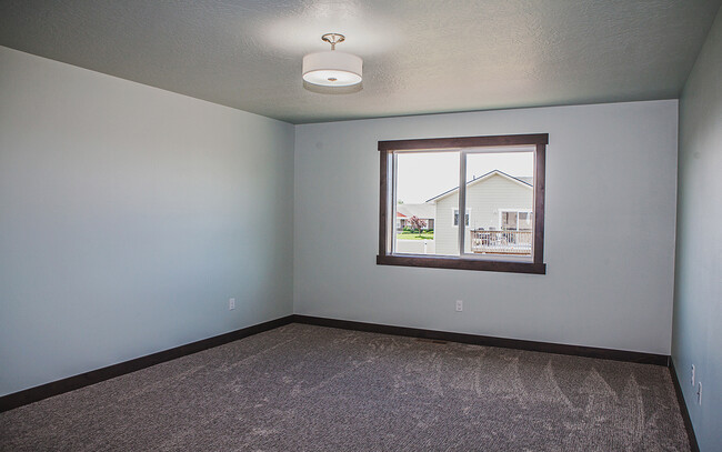 Building Photo - 4 Bedroom with Shop and View of the Mounta...