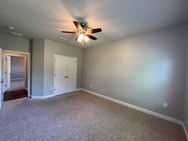 Building Photo - Gorgeous 5 Bedrooms