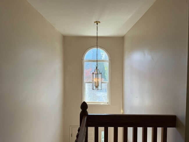 Building Photo - Beautiful 3 Bedroom 1.5 Bathroom Townhome ...