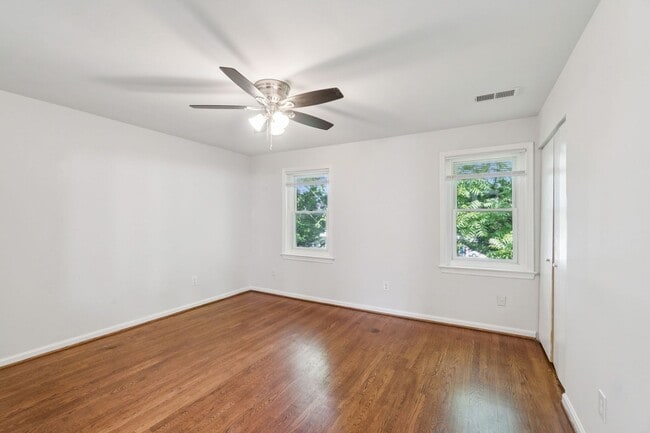 Building Photo - Wonderful, 4 level Arlington Brick townhome!