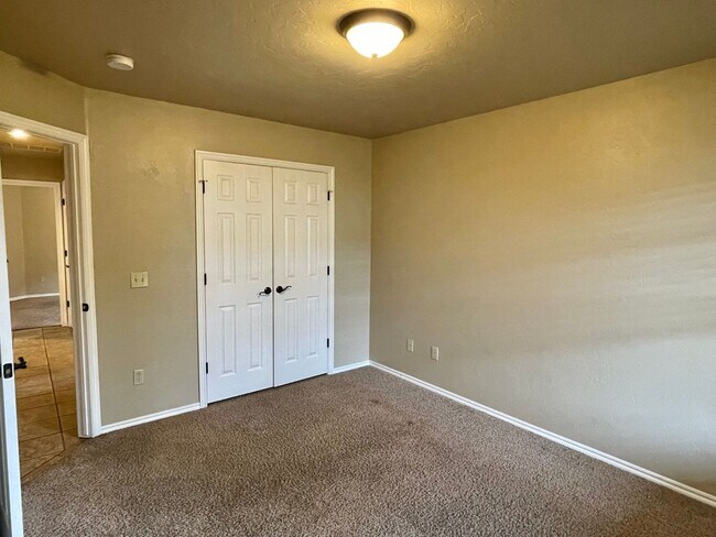 Building Photo - Beautiful 4 bed 2 bath home with a spacious up to date kitchen!