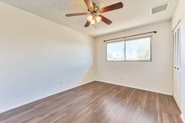 Building Photo - 4806 S Dorsey Ln