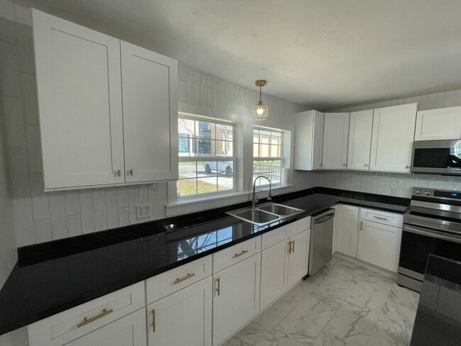Building Photo - GORGEOUS 4 BEDROOM HOME