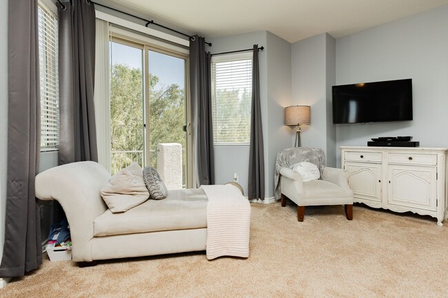 Building Photo - Stunning 4 bedroom 3.5 bath home with 3 ca...