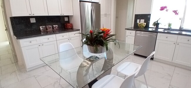 Building Photo - 3947 Via Milano