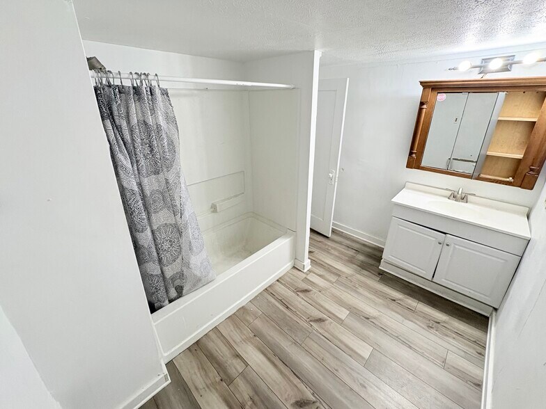 Bathroom 2 (2nd floor) - 631 Tecumseh St