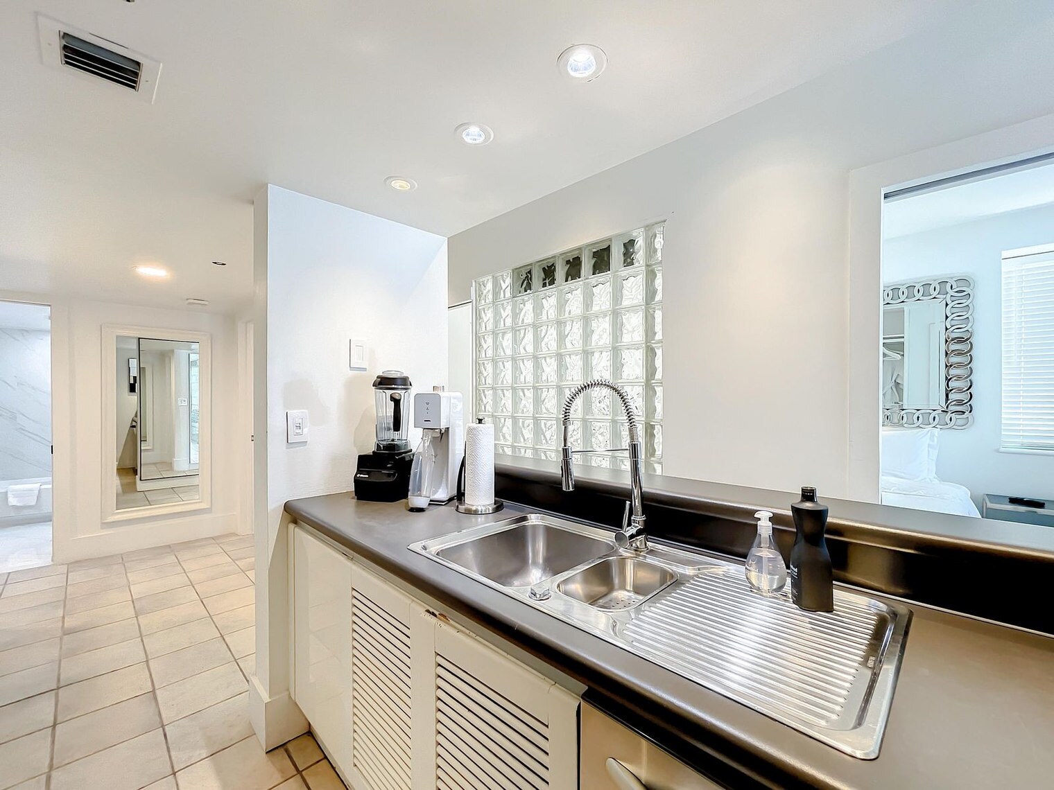 Building Photo - 825 Jimmy Buffett Mem Hwy