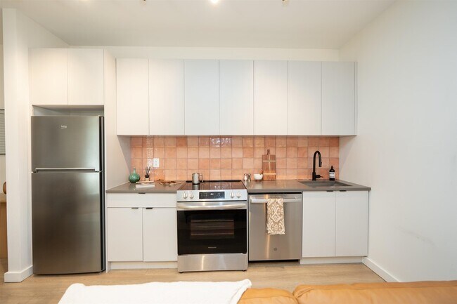 Building Photo - 328 Pacific Ave