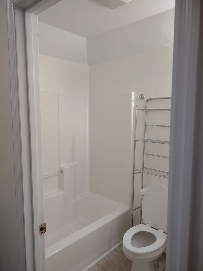 Building Photo - Adorable Two Bedroom Home in Edgewood!