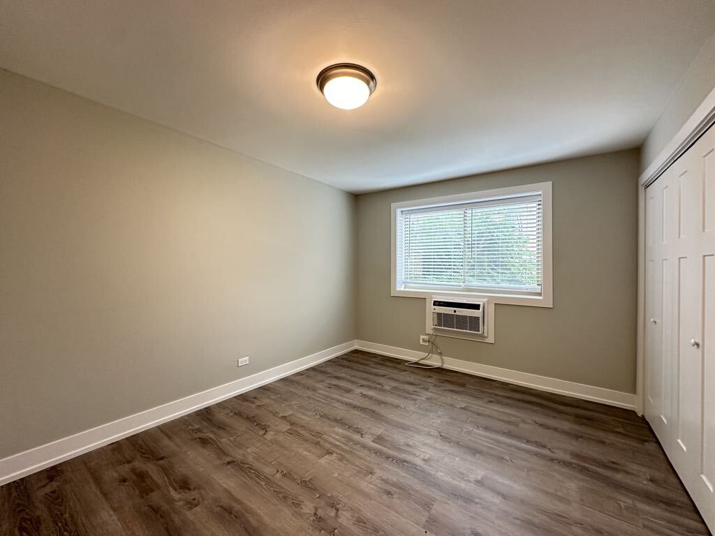Building Photo - 533 W Surf St