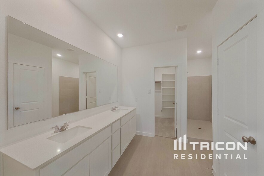 Building Photo - 1305 Francesca Dr