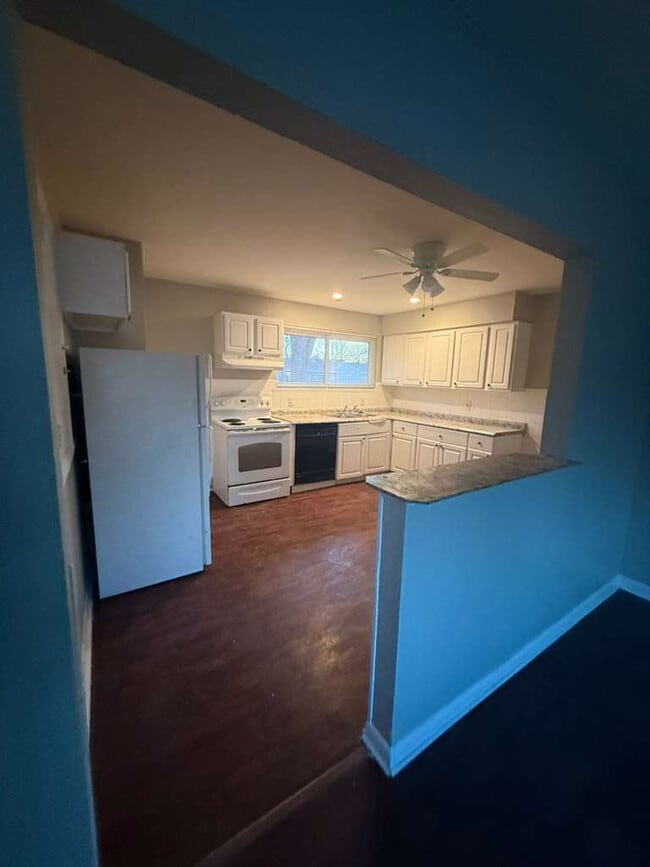 Building Photo - "Charming 3-Bedroom Gem on Walker Avenue – Cozy Living in St. Louis!"  Section 8 Welcome