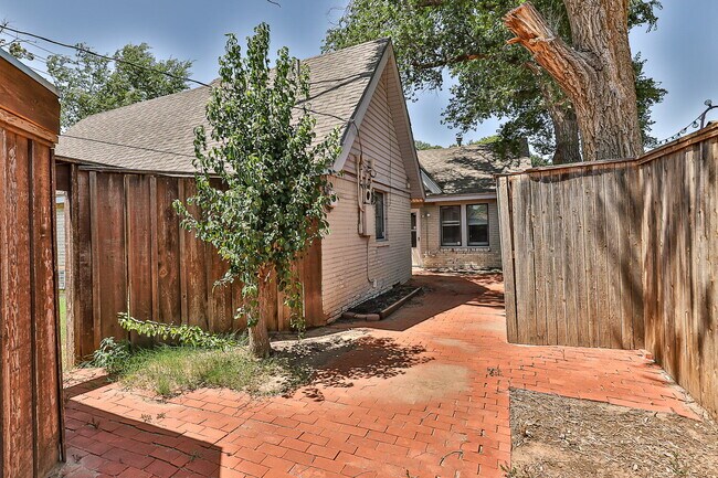 Building Photo - Large 2 story Home