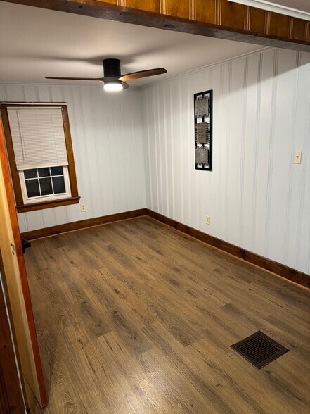 Building Photo - 618 Leonard Ave