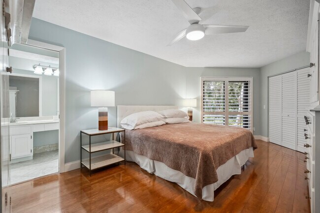 Building Photo - 5300 SE Schooner Oaks Way