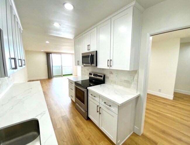 Primary Photo - 1010 N Kings Rd