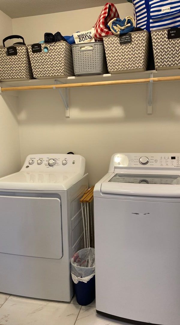 Building Photo - 3 bedroom 2 bathroom house with fenced in yard