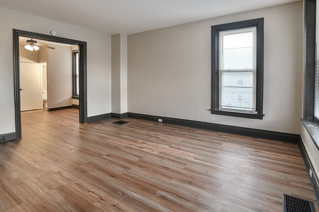 Building Photo - Large 5 Bedroom on Peffer