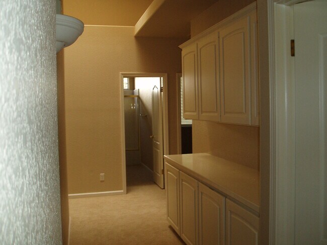 Building Photo - Beautiful 4 Bedroom home in the Clovis District