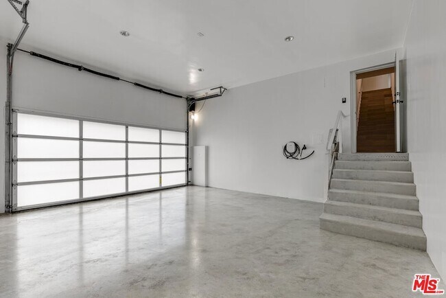 Building Photo - 9405 Sierra Mar Pl