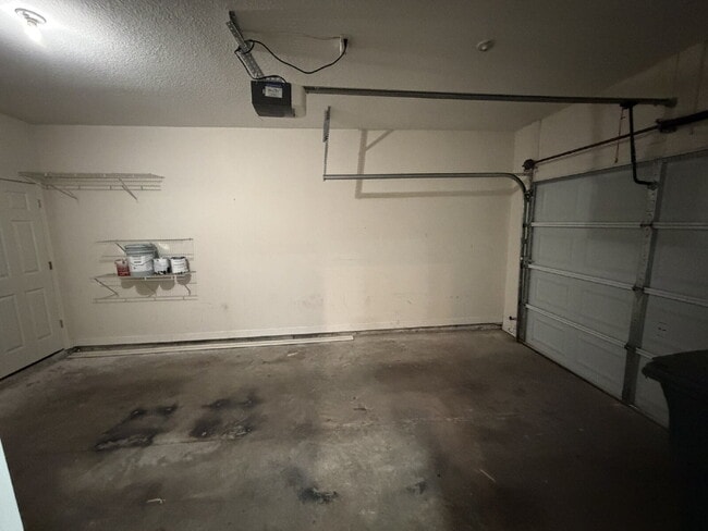 Building Photo - Town House For Rent