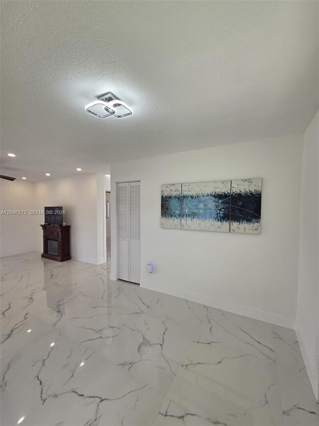 Building Photo - 305 SE Airoso Blvd
