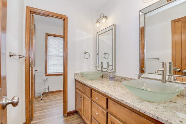 Building Photo - 4117 Knollcrest Cir N