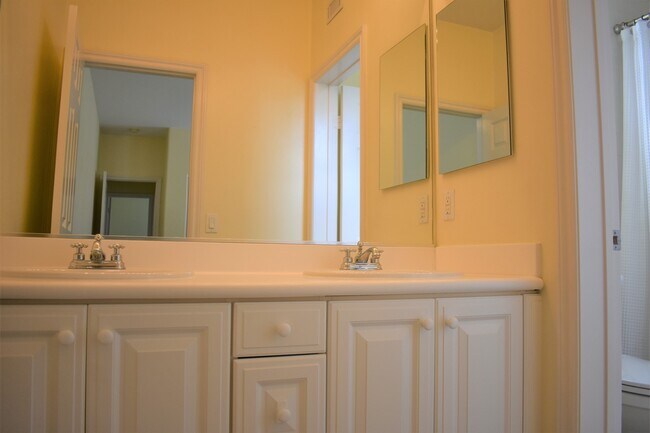 Building Photo - Beautiful 5 bedroom, 5 bath home in Desira...