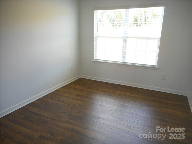 Building Photo - 820 Larmore Ave