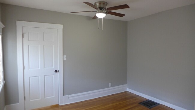 Building Photo - 136 Elgin Ave