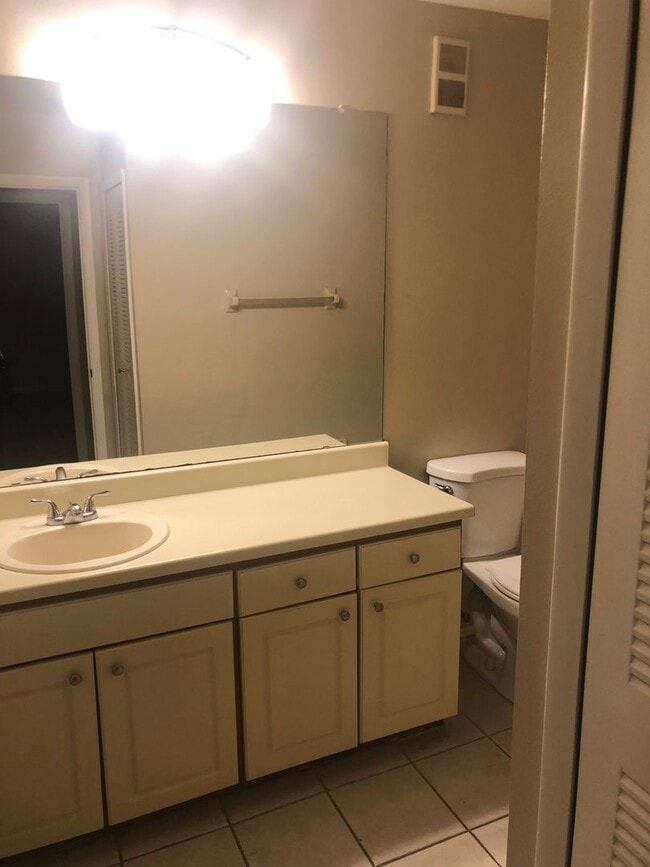 Building Photo - Spacious open floor plan 2/2 located in highly desirable Siesta Lago!