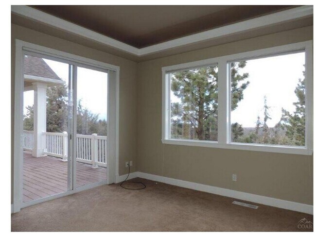 Building Photo - Awbrey Butte Home with Views!