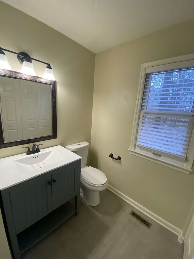 Building Photo - Charming 3 Bed Colonial in Woodcroft!