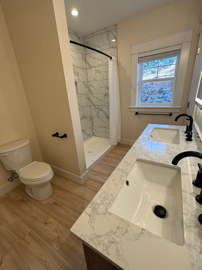 Building Photo - 480 SE Reed Market Rd