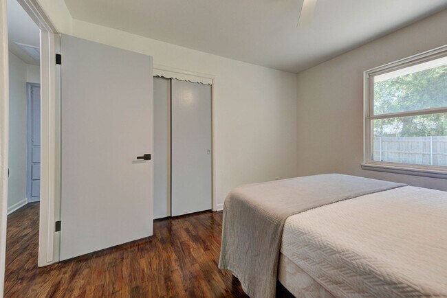 Building Photo - Fully Renovated 4 Bed, 2 Bath Just Minutes from Campus