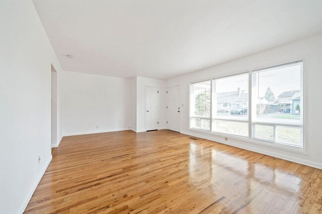 Building Photo - 330 E Jersey St