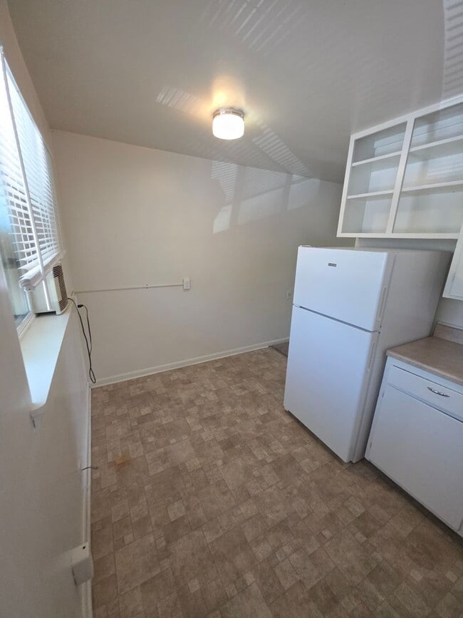Building Photo - Charming 2 Bed, 1 Bath Apartment - Prime L...