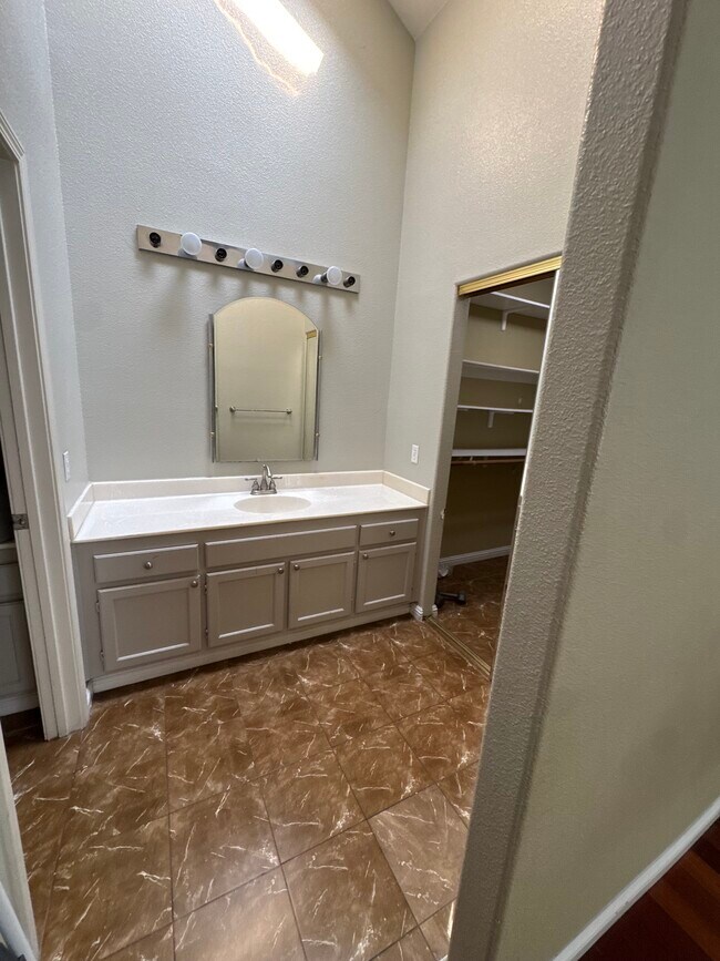 Building Photo - 39842 Potrero Dr