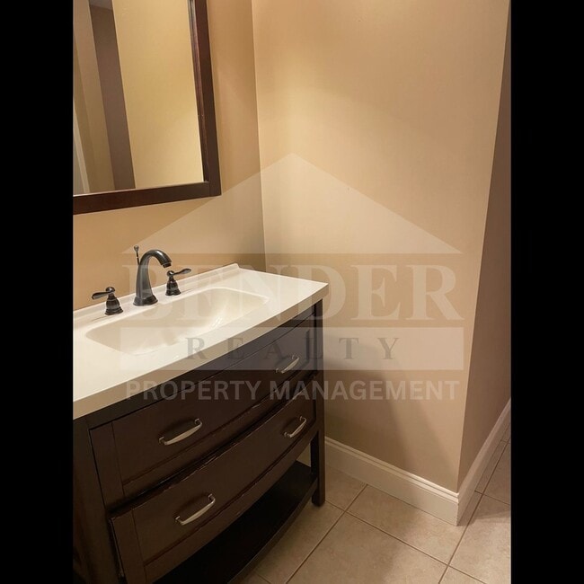 Building Photo - BEAUTIFUL TOWNHOME IN THE CITY