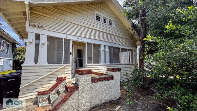 Building Photo - University Area 5bd/3ba With Private Backy...