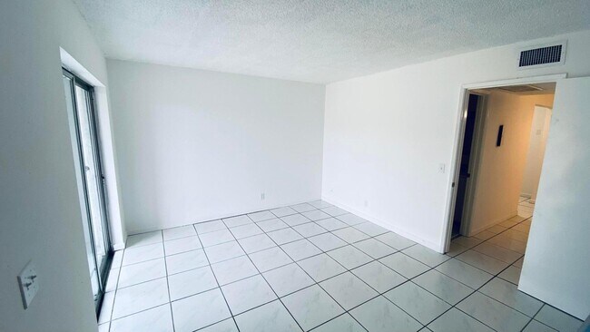 Building Photo - 600 Village Green Ct